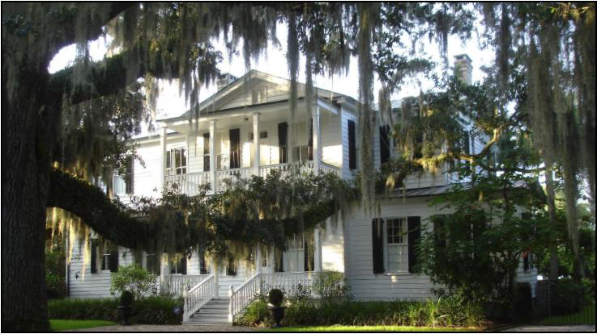 One-and-a-half story front-loaded estate